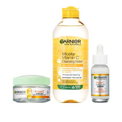 Garnier Skin Naturals Vitamin C Pacco regalo gel per la pelle Skin Naturals Vitamin C Glow Jelly Daily Care 50 ml + siero per la pelle Skin Naturals Vitamin C Super Glow Serum 30 ml + acqua micellare Skin Naturals Acqua detergente micellare alla vitamina C 400 ml