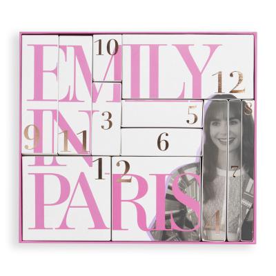 Makeup Revolution London Emily In Paris 12 Jours De Paris Advent Calendar Pacco regalo ombretto 3 pz + mascara 1 pz + spugnetta trucco 1 pz + spray fissante 1 pz + rossetto 2 pz + base trucco 1 pz + ciglia finte 1 paio + matita labbra 2 pz