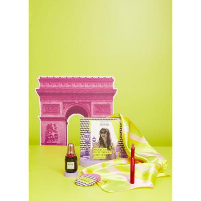 Makeup Revolution London Emily In Paris Weekend In St.Tropez Gift Set Pacco regalo rossetto Lipstick 2 g Emily + balsamo labbra Champere Lip Balm 5,5 g + specchio 1 pz + foulard 1 pz